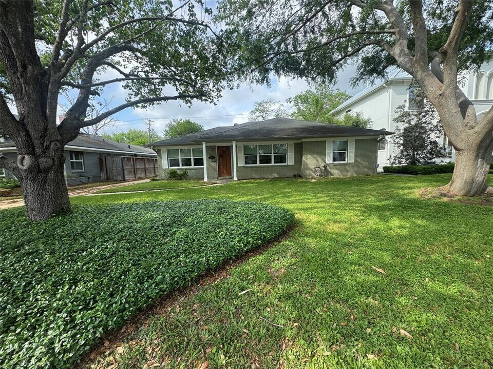 4022 Drummond St in Houston, TX - Building Photo