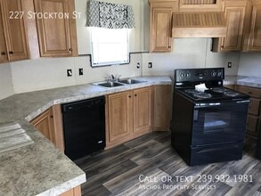 227 Stockton St in North Fort Myers, FL - Building Photo - Building Photo