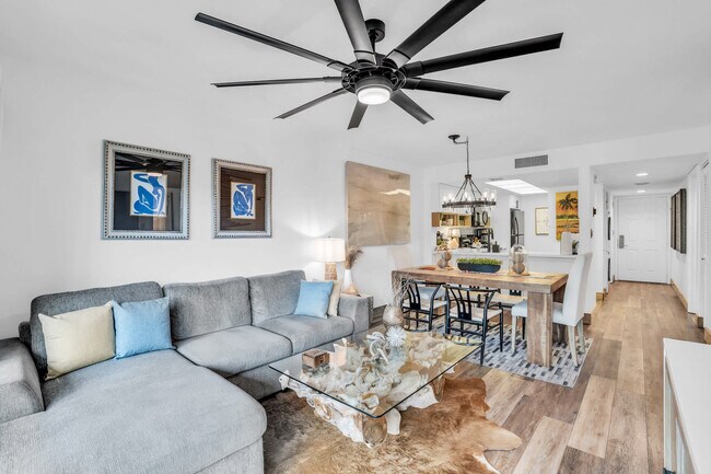 580 Neapolitan Way in Naples, FL - Building Photo - Building Photo