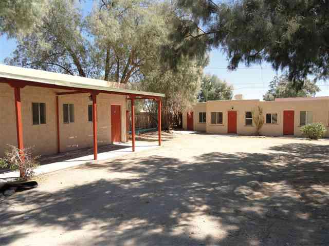 6563 Oasis Ave in Twentynine Palms, CA - Foto de edificio