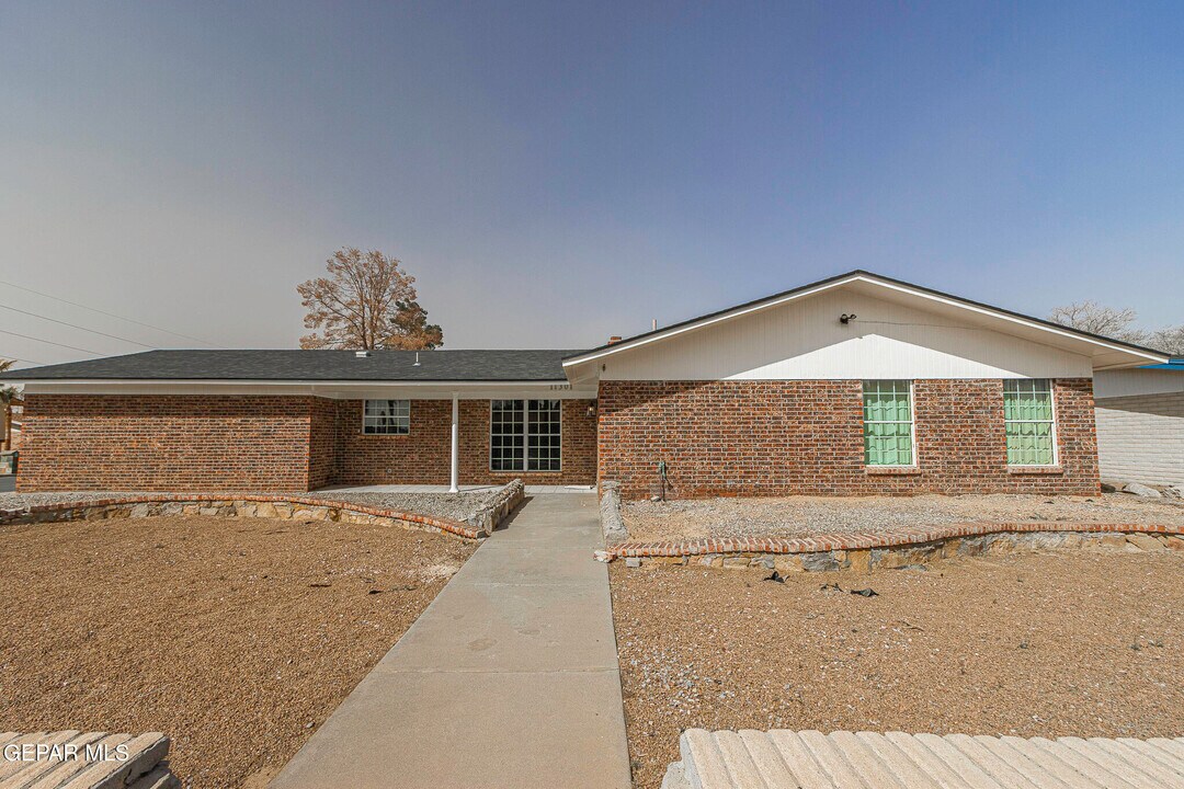 11301 Tom Ulozas Dr in El Paso, TX - Building Photo