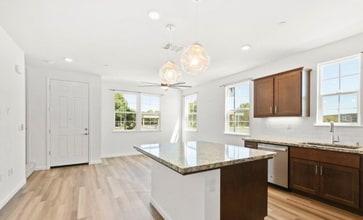 4363 E Commerce Way in Sacramento, CA - Building Photo - Building Photo
