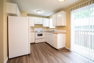 3542 NE Division St in Gresham, OR - Building Photo