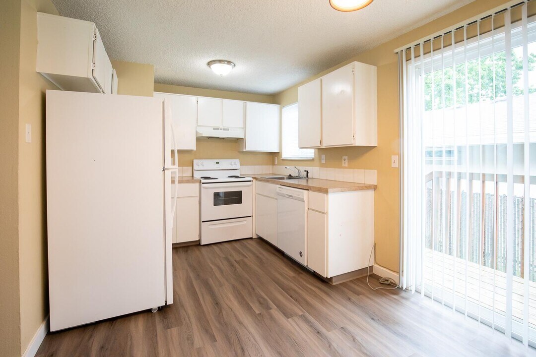 3542 NE Division St in Gresham, OR - Building Photo