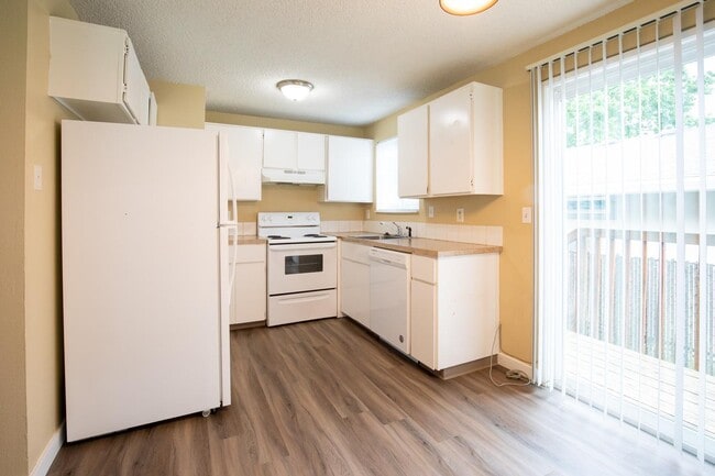 3542 NE Division St in Gresham, OR - Building Photo - Building Photo