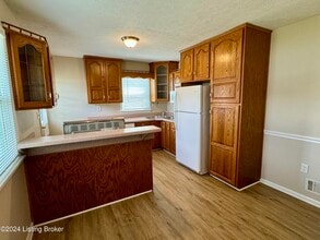 8413 Cloverport Dr in Louisville, KY - Building Photo - Building Photo