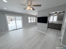 43 Southwind Ln in Milford, CT - Building Photo