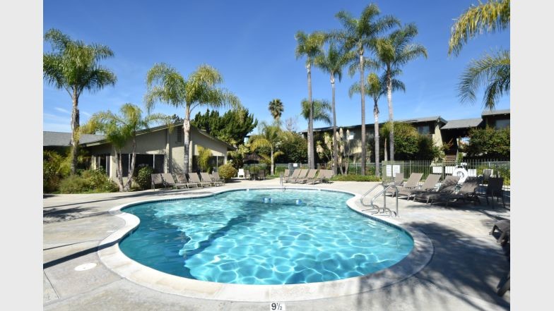 Oak Manor Apartments in Vista, CA - Building Photo