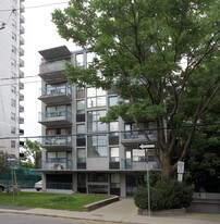 105 Raglan Ave in Toronto, ON - Building Photo
