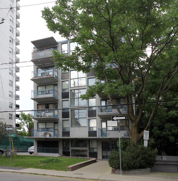 105 Raglan Ave in Toronto, ON - Building Photo