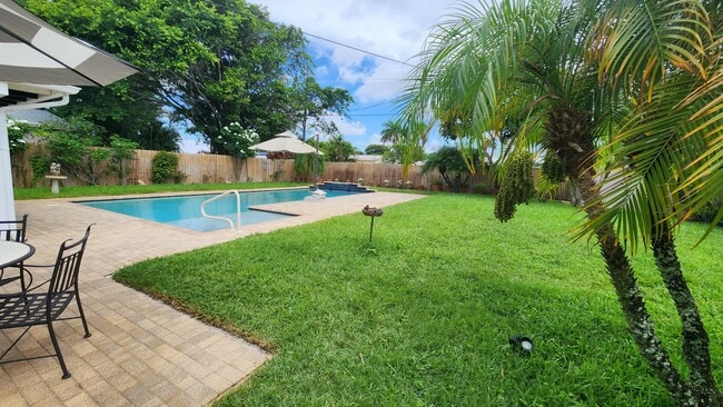 225 E Ilex Dr in West Palm Beach, FL - Building Photo - Building Photo