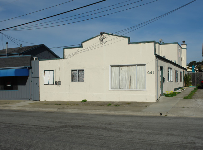 240 Cedar Ln in Pacifica, CA - Foto de edificio - Building Photo