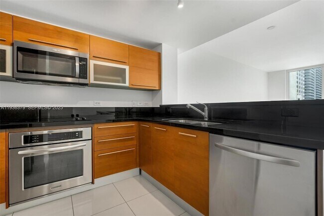 244 Biscayne Blvd, Unit 1505 in Miami, FL - Foto de edificio - Building Photo