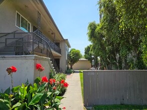 1330 W Valencia Dr, Unit B in Fullerton, CA - Foto de edificio - Building Photo