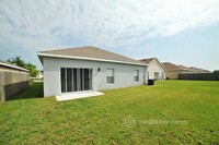 7611 Wood Violet Dr in Gibsonton, FL - Building Photo - Building Photo