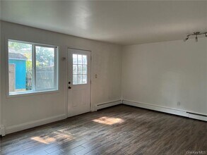 38 Hampton Ct in Middletown, NY - Building Photo - Building Photo