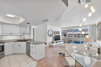 8911 Collins Ave in Surfside, FL - Foto de edificio - Building Photo