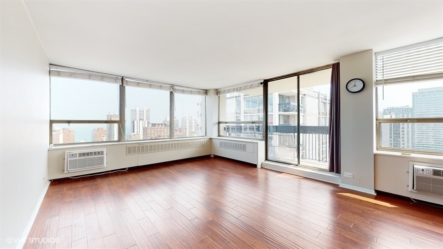 1360 N Sandburg Ter in Chicago, IL - Building Photo