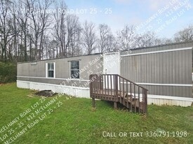 412 McElhaney Rd in Travelers Rest, SC - Building Photo