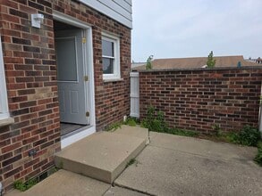 336 Lilac Ln in Elgin, IL - Building Photo - Building Photo