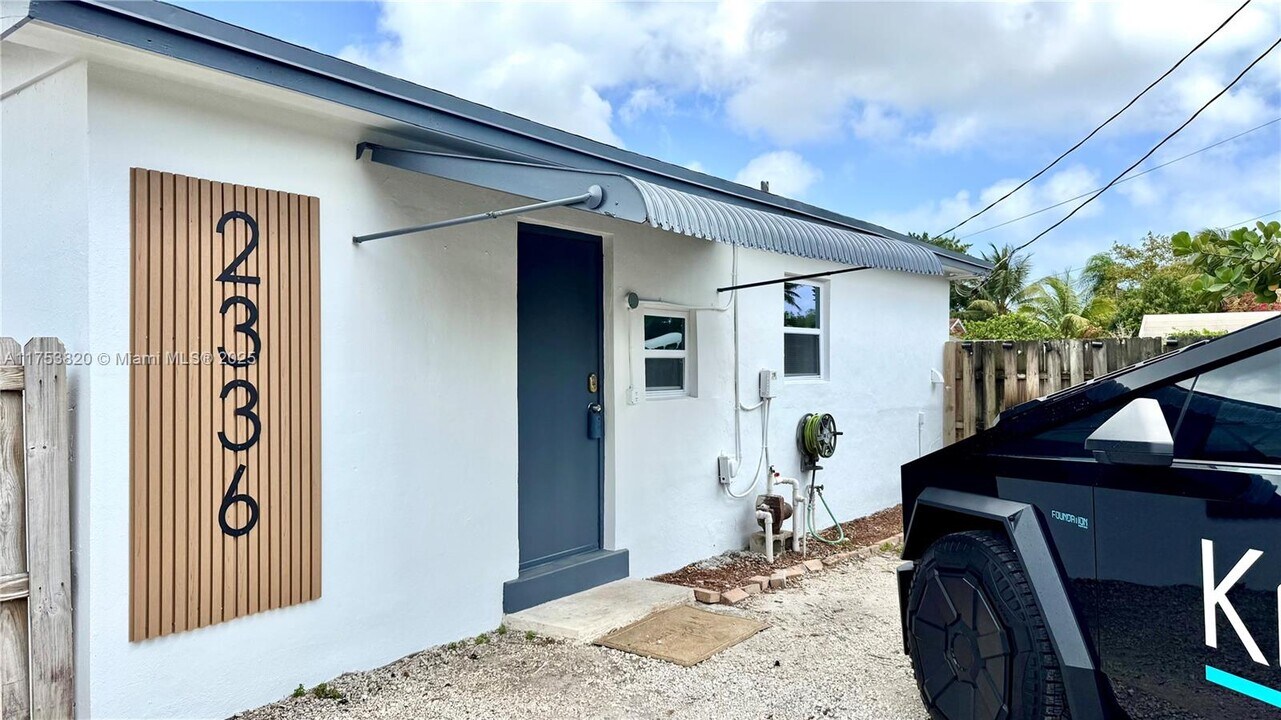 2336 Roosevelt St in Hollywood, FL - Building Photo