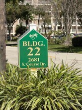 2681 S Course Dr, Unit 511 in Pompano Beach, FL - Foto de edificio - Building Photo
