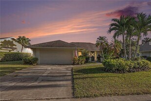9874 Campbell Cir in Naples, FL - Building Photo