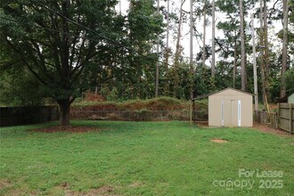 7104 Lake Dr in Matthews, NC - Building Photo - Building Photo