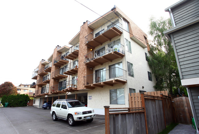 Arragun Apartments in Seattle, WA - Building Photo - Building Photo