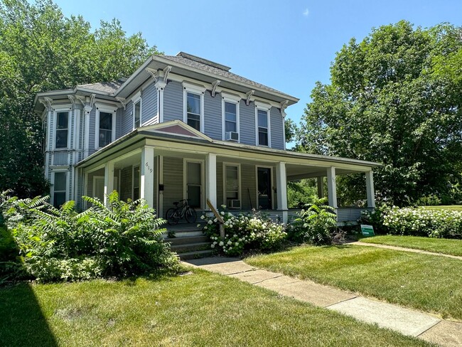 102 7th St in Ames, IA - Foto de edificio - Building Photo