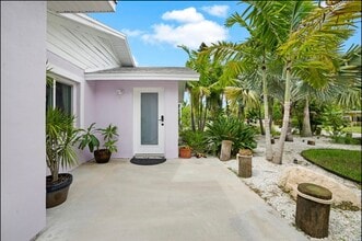 1210 Bay Palm Blvd in Indian Rocks Beach, FL - Foto de edificio - Building Photo