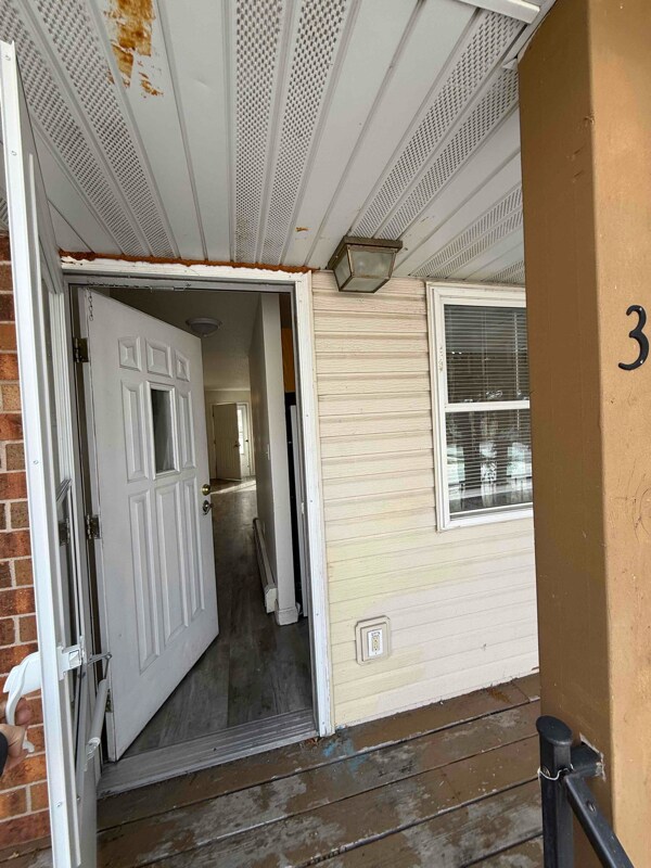 1512 1st St E in Thief River Falls, MN - Foto de edificio - Building Photo