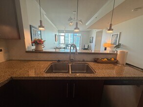 325 Seventh Ave in San Diego, CA - Foto de edificio - Building Photo