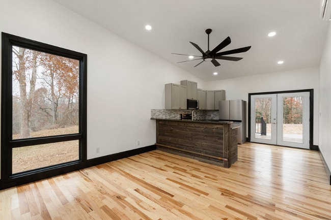 92 Riverside Dr in Taylors, SC - Foto de edificio - Building Photo