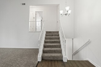 Immaculate Townhomes in Cincinnati, OH - Foto de edificio - Interior Photo