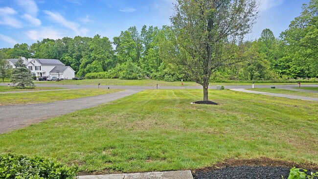 48 Meadow Brook Rd in Brookfield, CT - Building Photo - Building Photo
