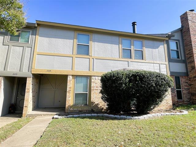 2215 Madrid Ct in Arlington, TX - Building Photo