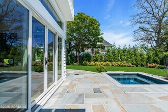15 West St in Monmouth Beach, NJ - Foto de edificio - Building Photo