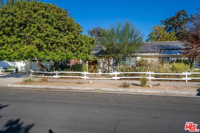 13843 Milbank St in Los Angeles, CA - Building Photo - Building Photo