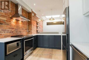 1216 Dundas St W in Toronto, ON - Building Photo