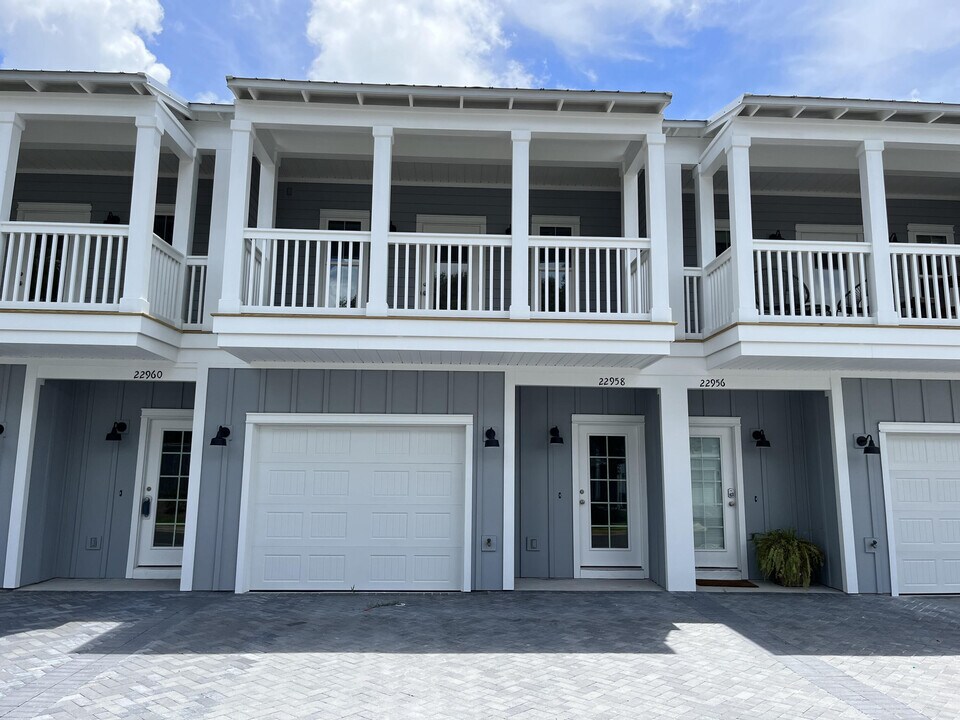 22958 Ann Miller Rd in Panama City Beach, FL - Foto de edificio
