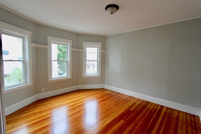 137 Pleasant St, Unit 3 in Boston, MA - Building Photo - Building Photo