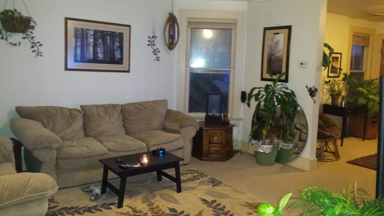 230 E Sumner St, Unit 230B in Hartford, WI - Building Photo