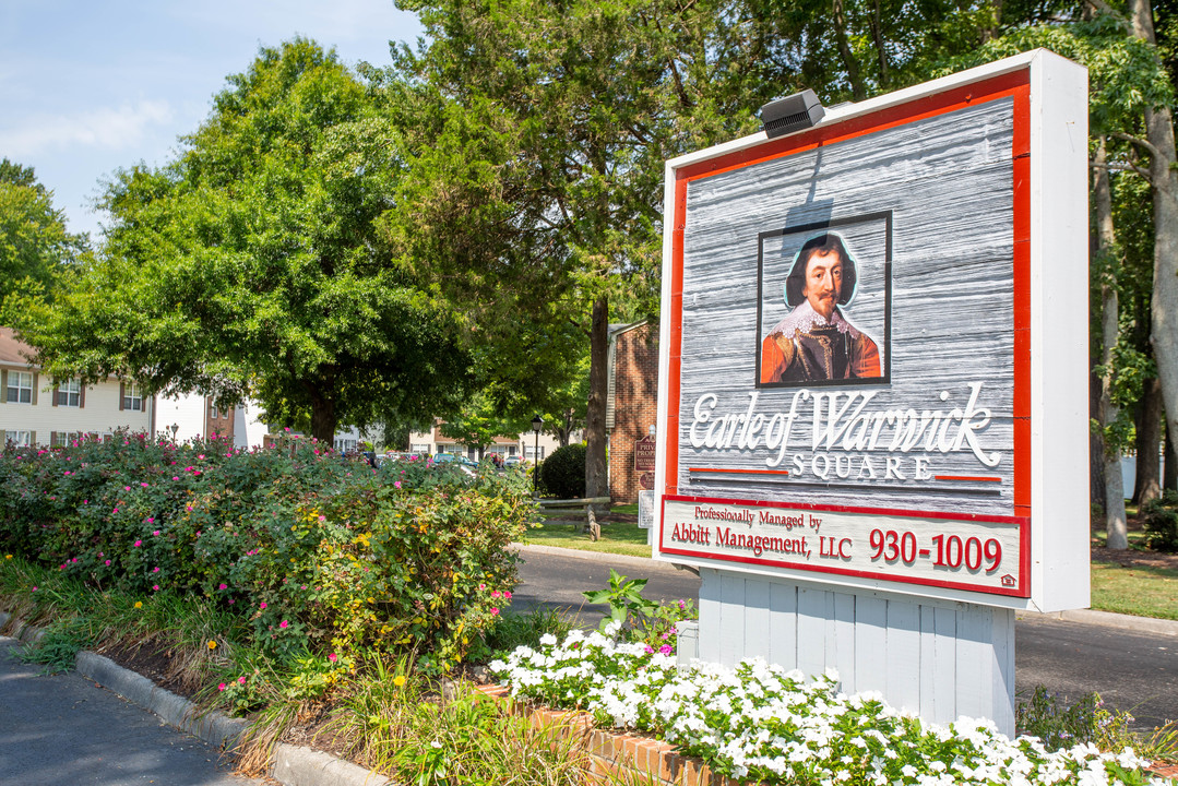 Earle of Warwick Square in Newport News, VA - Foto de edificio