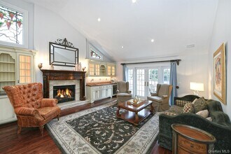 22 West Dr in Plandome, NY - Building Photo - Building Photo