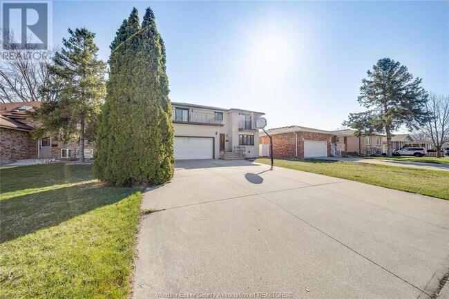 3130 Clemenceau Blvd in Windsor, ON - Building Photo - Building Photo