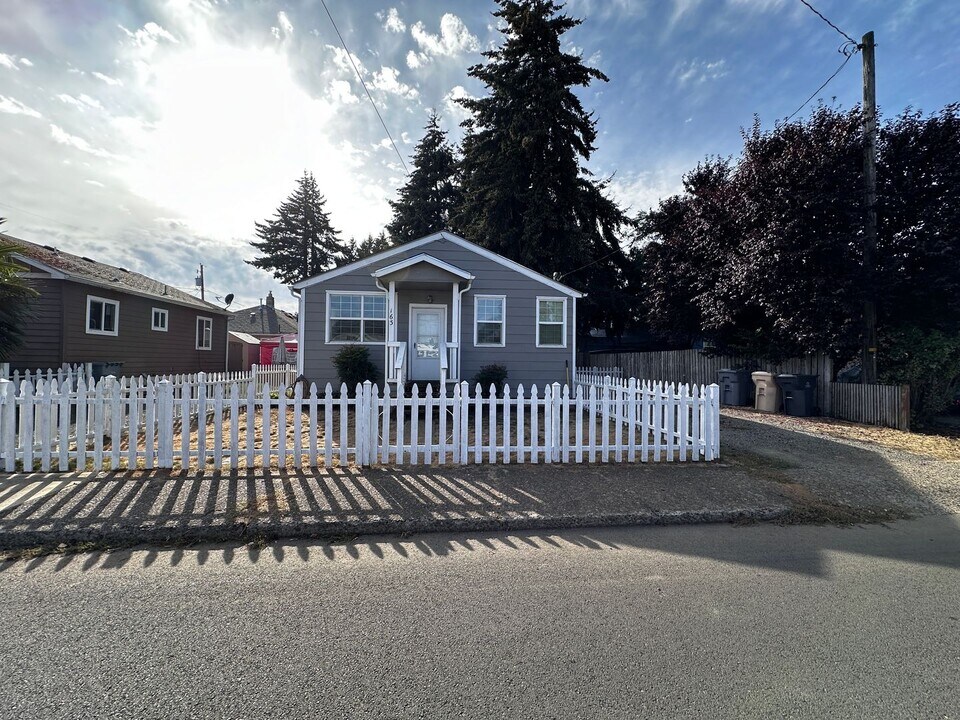 163-187 SW Jasper St in Dallas, OR - Building Photo