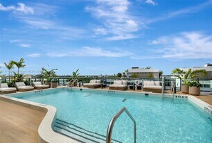 9901 W Bay Harbor Dr in Bay Harbor Islands, FL - Building Photo