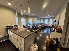 93 Grant St, Unit 1 in Somerville, MA - Foto de edificio - Building Photo