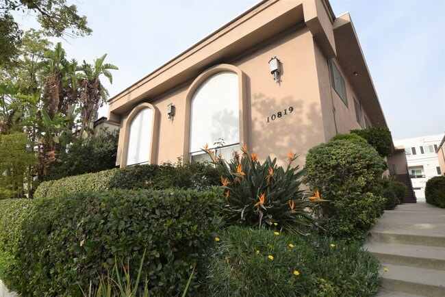 10819 Camarillo St